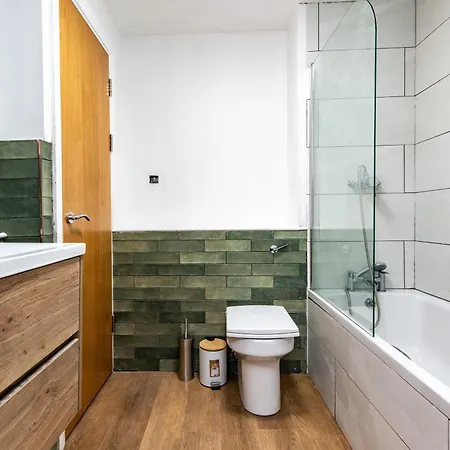 2br With Parking, Close To Centre Daire