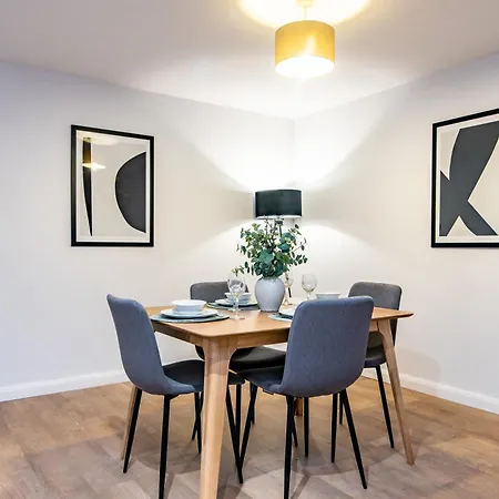 아파트 2br With Parking, Close To Centre *